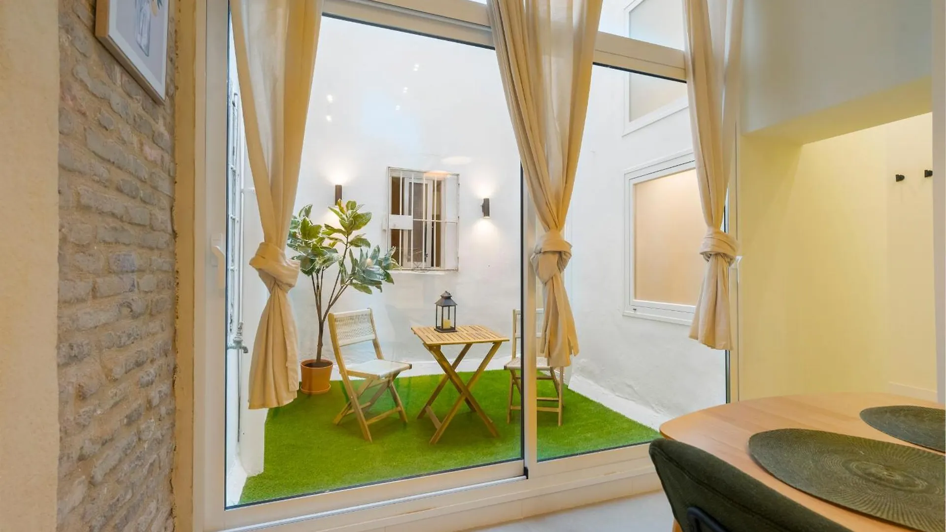 New In Santa Cruz Quarter Next To Giralda contacts